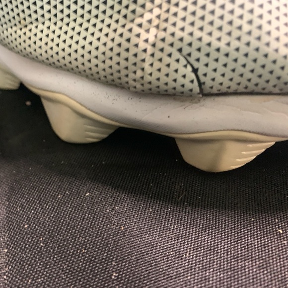 Men’s Under Armour football cleats size 13, Highlight, White and Black color. - Picture 3 of 6